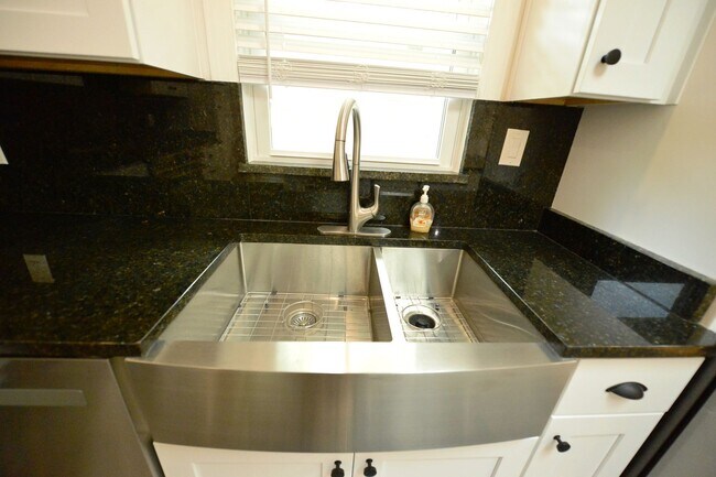 Building Photo - 817 Englewood Dr