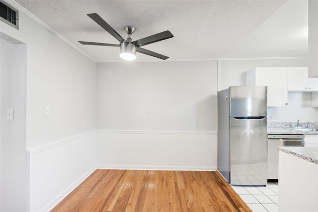 Building Photo - 320 Lakeview St