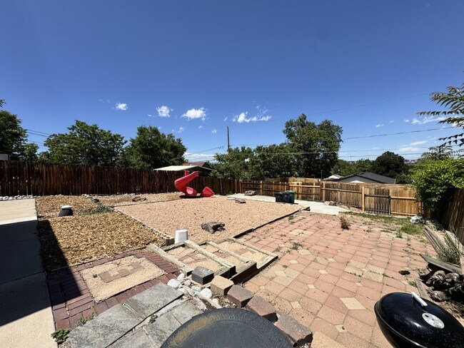 Building Photo - 2745 W Archer Pl