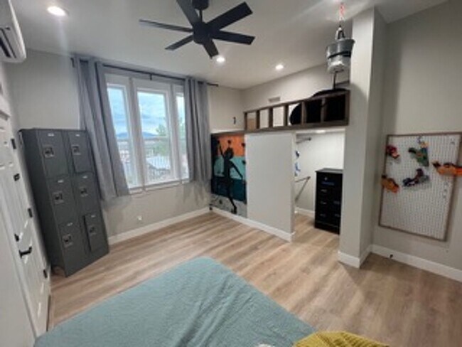 Building Photo - Very Spacious 6 bedroom home with amazing ...