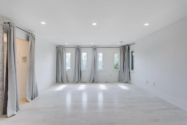 Building Photo - 4611 Charleston Terrace NW