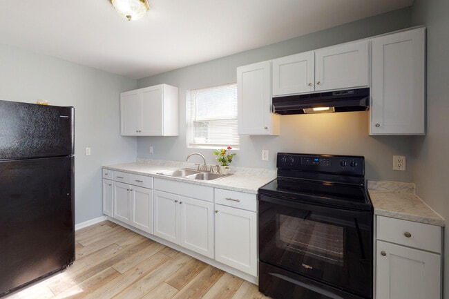 Lots of Counter Space - 1003 Lowry Ave