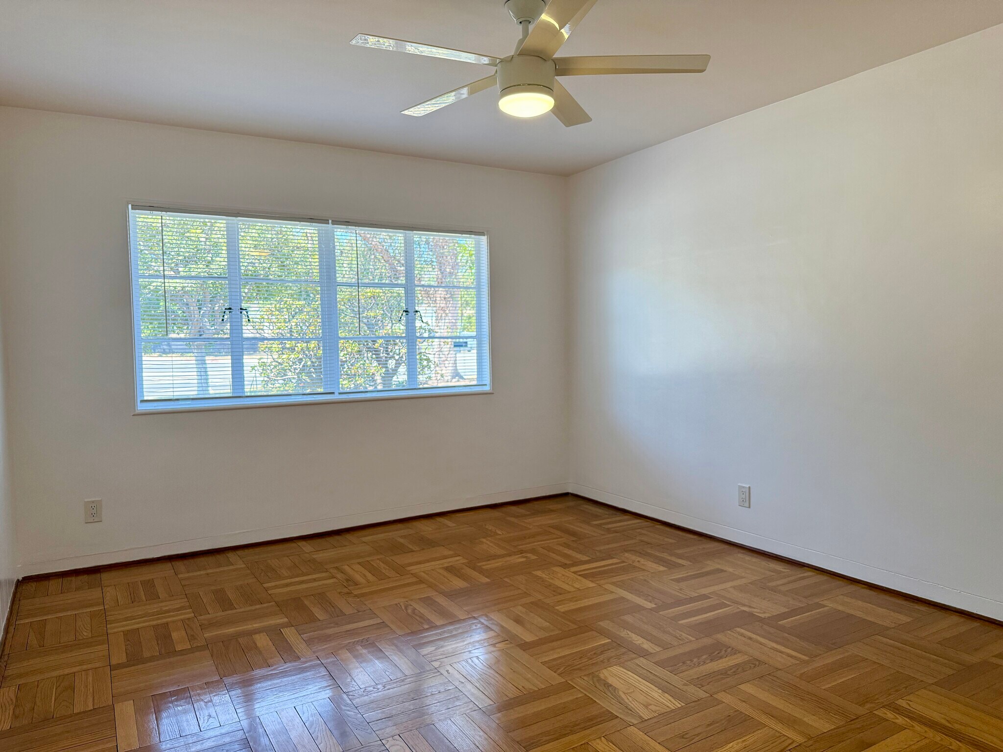 Building Photo - 5530 Village Grn