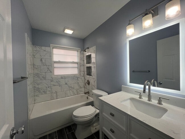 Building Photo - 3 bedroom 1.5 bath home located in the heart of Davenport! FOR RENT!