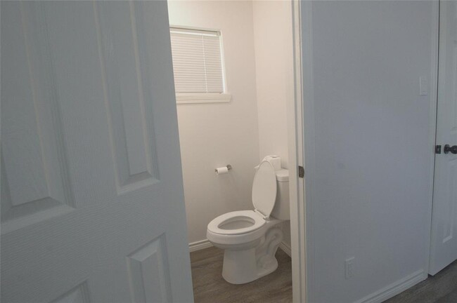 Building Photo - 10915 Roandale Dr