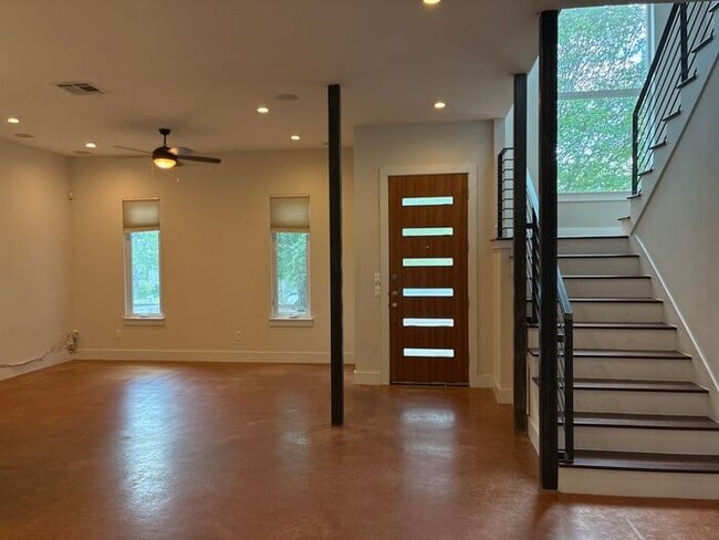 Building Photo - 3BR/2.5BA w/ Fenced Yard + Assigned Parking in Austin, TX
