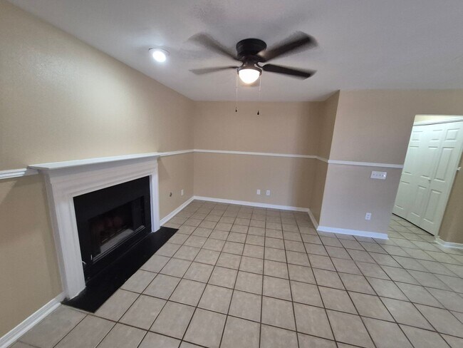 Building Photo - 5907 Deer Lake Dr