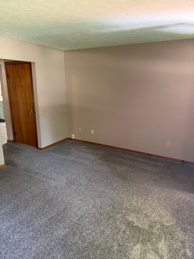 Building Photo - 4748-4752 Sunnyside Drive