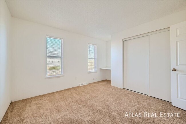 Building Photo - 904 Excalibur St