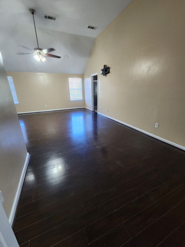 Building Photo - 1401 Adie St