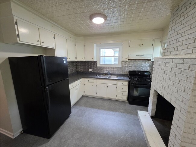 Building Photo - 30 Hickory St