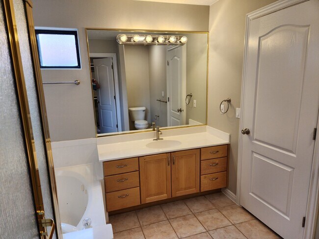 Building Photo - Beautiful home in well kept community