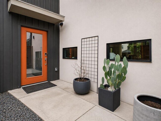 Building Photo - 4402 Mt Vernon Dr