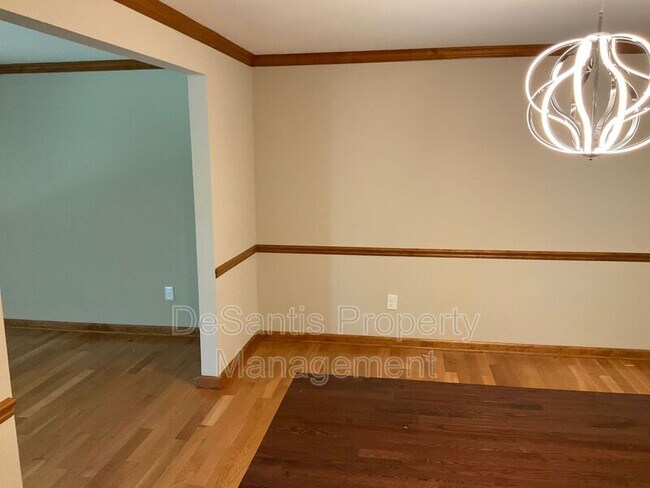 Building Photo - 471 Manordale Rd