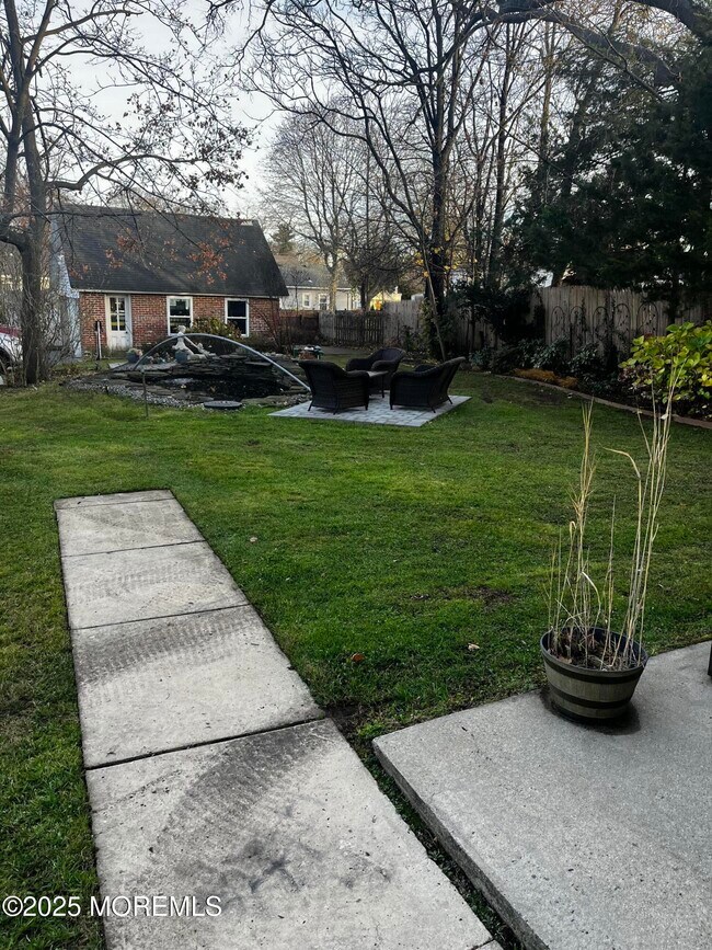 Building Photo - 103 Main St