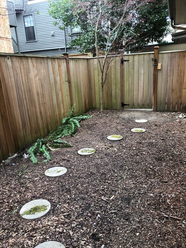 Building Photo - 3Bd/3Ba Seattle Townhouse