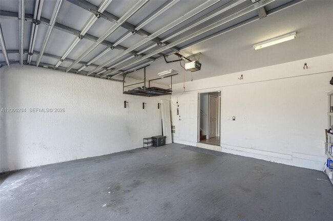 Building Photo - 832 N Victoria Park Rd