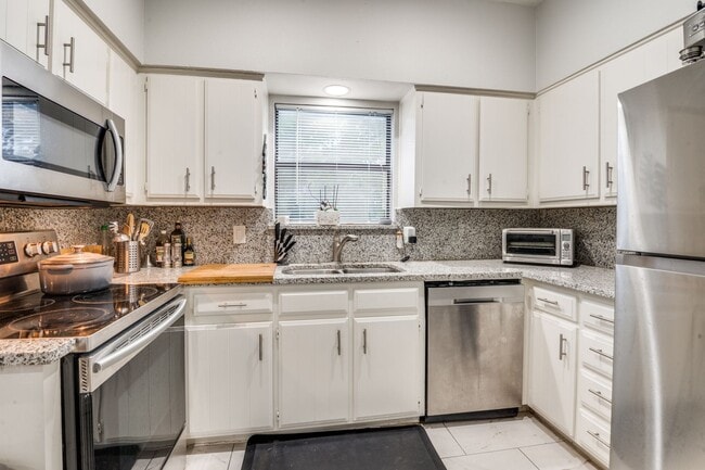 Building Photo - Delightful 2-Bed, 1.5 Bath in Prime Dallas...