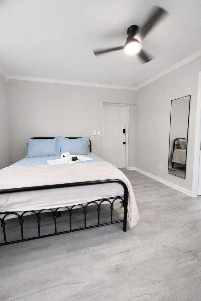 Building Photo - 807 Ave M SW