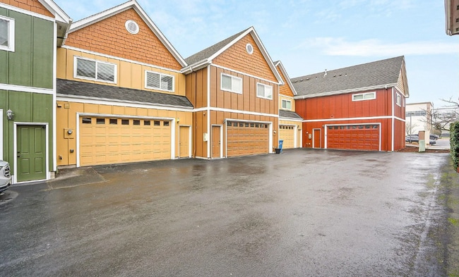 Building Photo - Beautiful and Spacious Single Family Condo...
