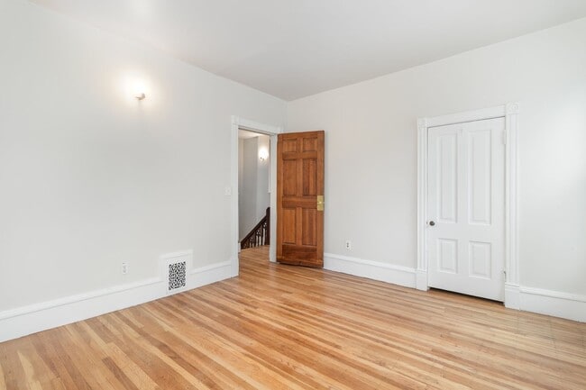 Building Photo - Spacious 5 Bed | 2 Bath Home in the Heart ...