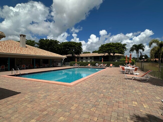 Building Photo - 9845 Pineapple Tree Dr