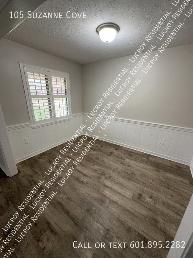 Building Photo - Updated 4-Bedroom Duplex with Fireplace in...