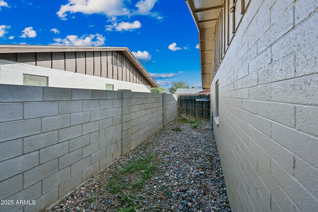 Building Photo - 5558 W Cortez St