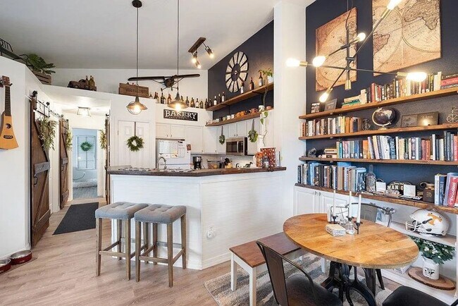 Building Photo - Modern 2 Bed, 1 Bath Condo near Dishman Hills!