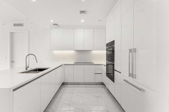 Building Photo - 220 Lake Shore Dr