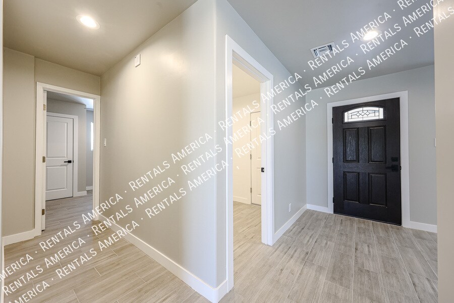 Building Photo - 1704 E Pickrell Dr