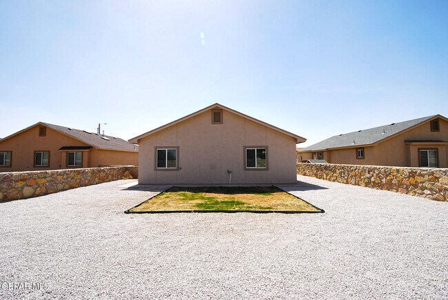 Building Photo - 610 Villas Del Valle Dr
