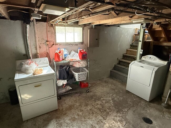 Building Photo - Beautiful 6 Bed, 3 Bath House; W/D Included; Fenced Yard; Wood Floors; and a Charming Style