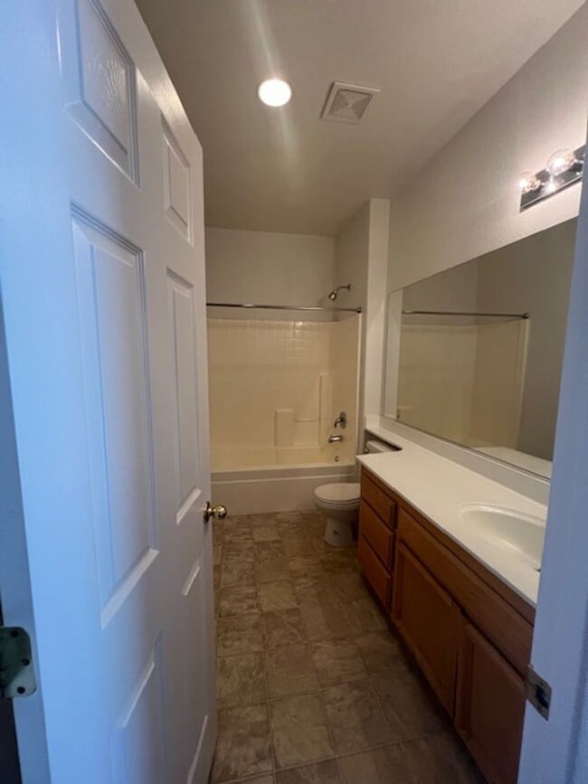 Building Photo - Single Story 3 Bedroom Home in Lincoln Acr...