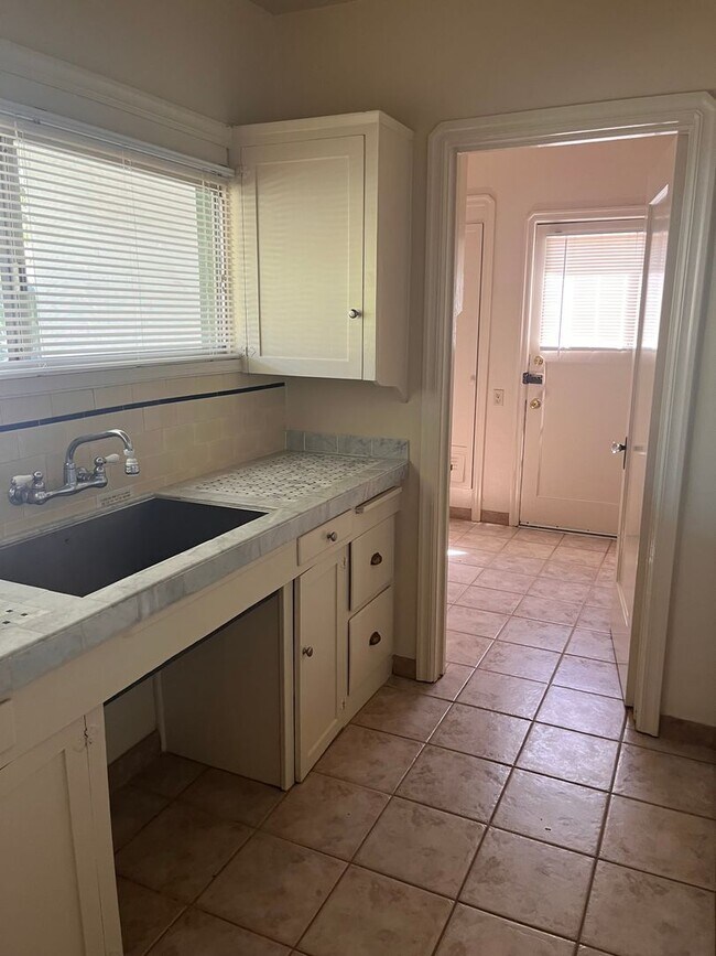 Building Photo - Available Now!! Delightful 1 bedroom, 1 ba...
