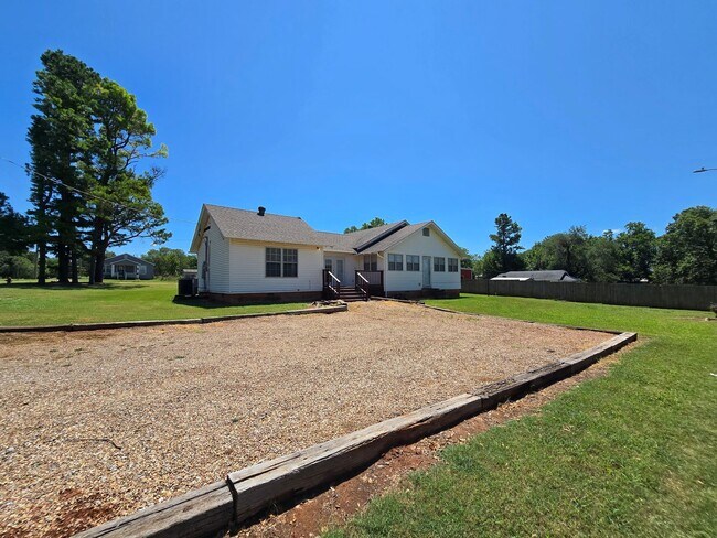 Building Photo - 3 Bedroom 2 Bath home in Asher!