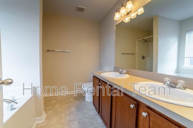 Building Photo - 37 Twin Oaks Pl