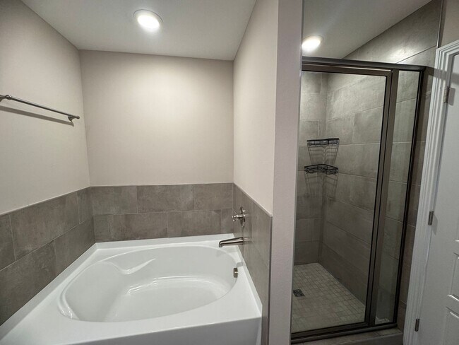 Building Photo - Stunning 4-Bedroom, 3-Bathroom Home – A Mu...