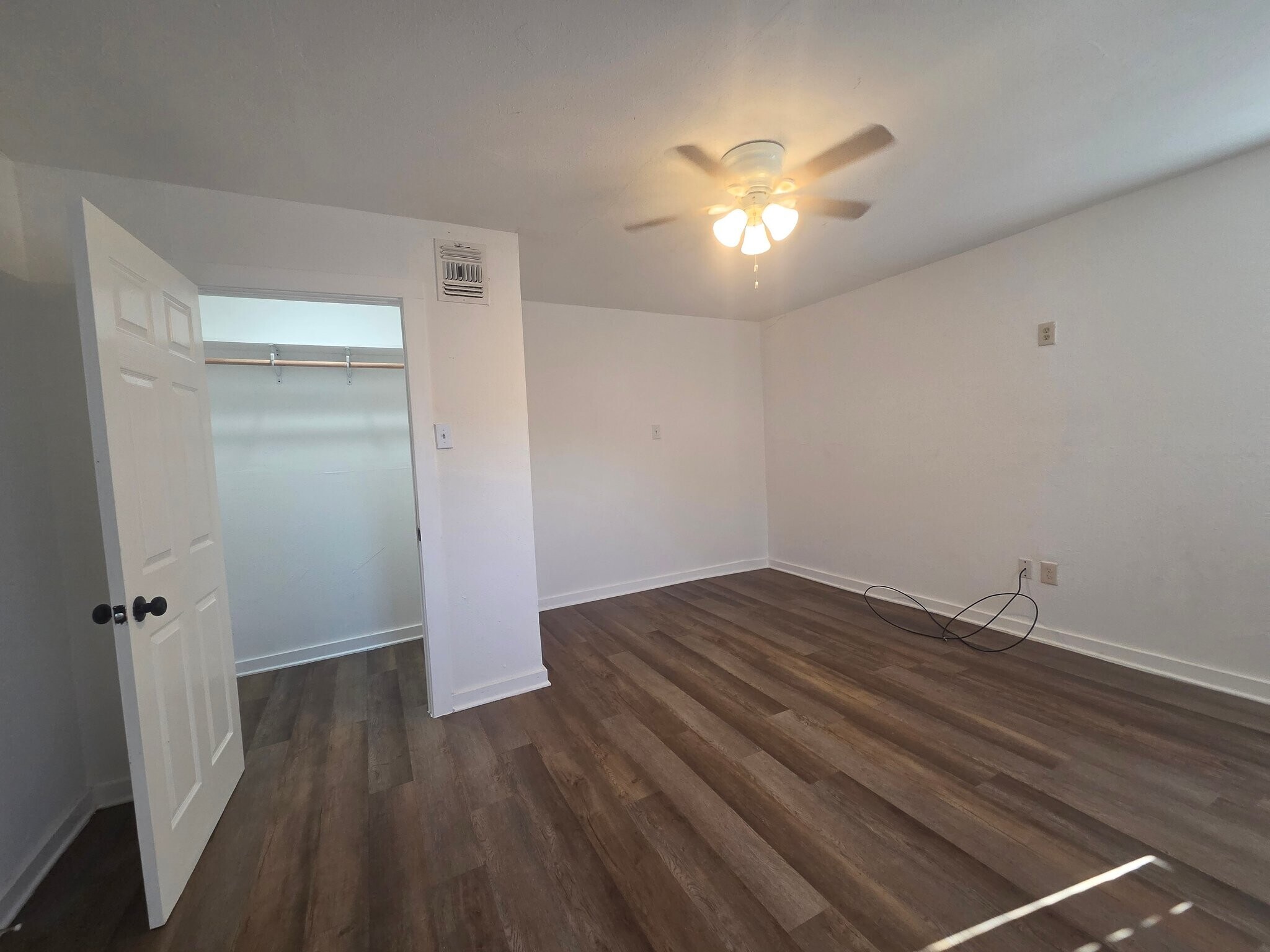 Building Photo - 210 N San Jacinto St