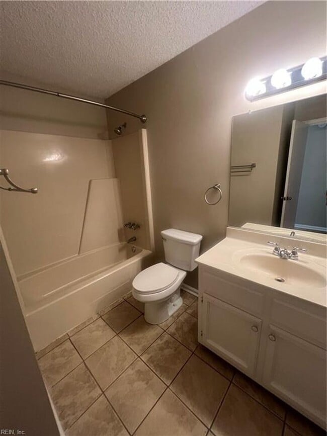 Building Photo - Terrific Townhome