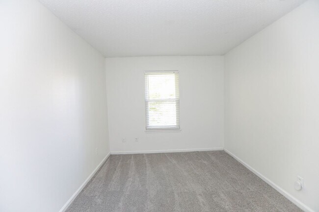 Building Photo - "Charming Kempsville Lake Townhome – Great Amenities & Location!"