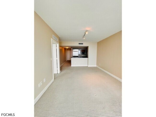 Building Photo - 3000 Oasis Grand Blvd