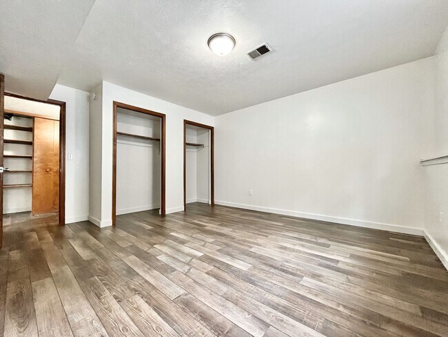 Building Photo - Four Bedroom Duplex in Kentwood
