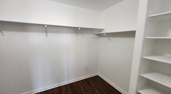Building Photo - 712 Lazy Crest Dr