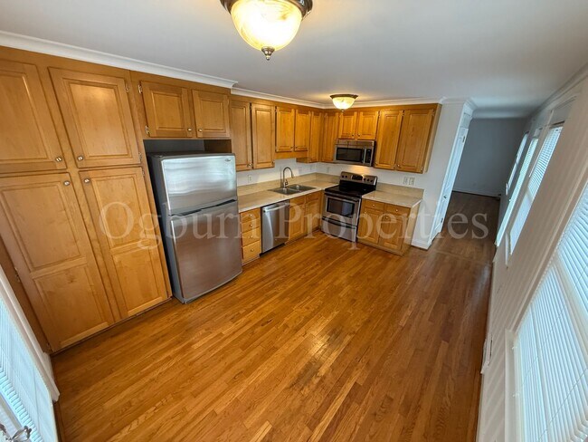 Building Photo - 120 Crafton St