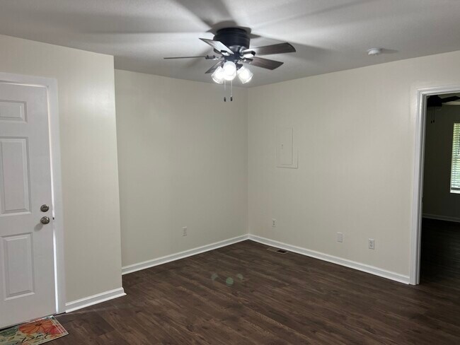 Building Photo - 800 Lullwater Rd