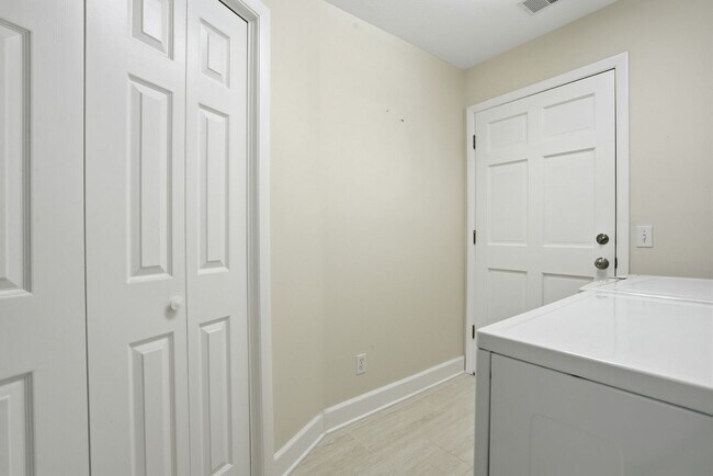 Building Photo - Enjoy Lowcountry living in this beautifully updated 3-Bed, 2-Bath home in Moss Creek!