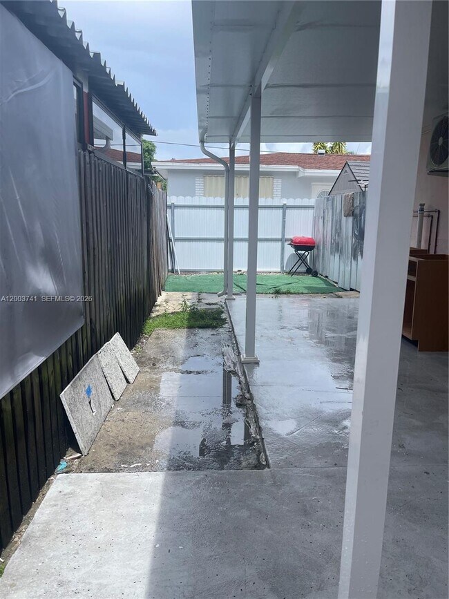 Building Photo - 317 E 8th St