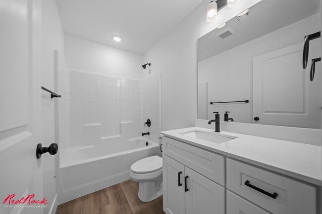 Building Photo - 3 Bedroom Townhome in Desert Color