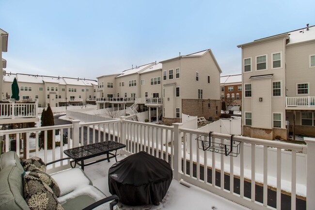 Building Photo - Beautiful 4-Bed, 3.5-Bath End Unit Townhom...